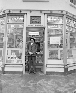 884664 Gezicht op de pui van de sigarenwinkel Van ouds in het Vosje (Nobelstraat 17, hoek Ambachtstraat) te Utrecht; 1 ...